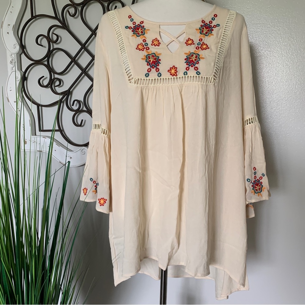 NWT ODDY Size Large Cream High- Low Embroidered Bell Sleeve Blouse Top